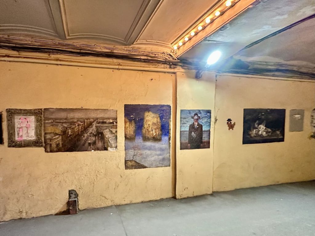 картинная уличная галерея в арке